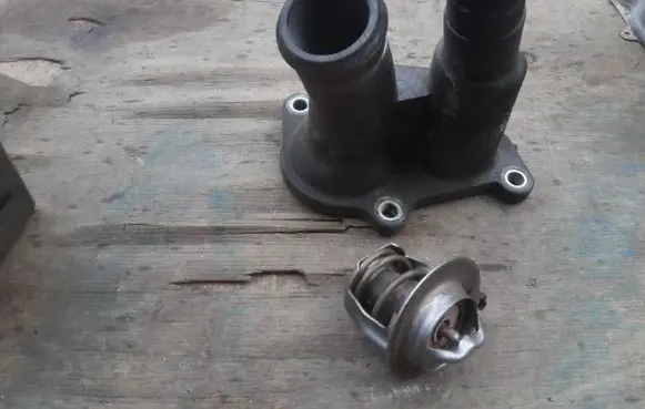 Ford Focus Thermostat housing 