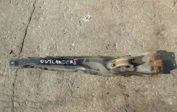 Mitsubishi Outlander Engine mounting bracket