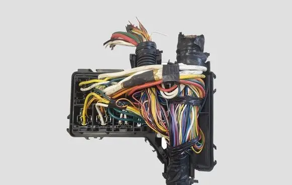 Nissan Qashqai Fuse module E00019724 24383BB50A