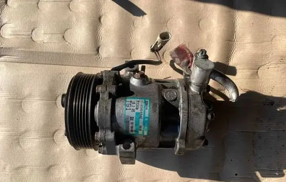 Opel Corsa C Air conditioning (A/C) compressor (pump) 13106850