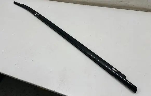 BMW 2 Active Tourer U06 Front door glass trim molding 8496304