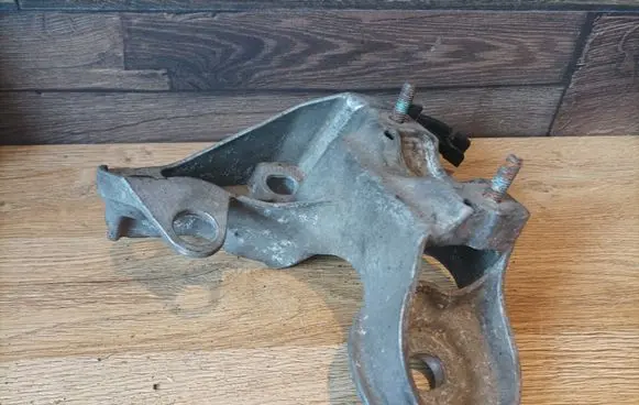 Audi A4 S4 B7 8E 8H Engine mounting bracket 8E0199352F