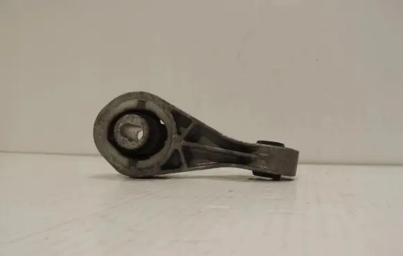 Engine mount vacuum valve