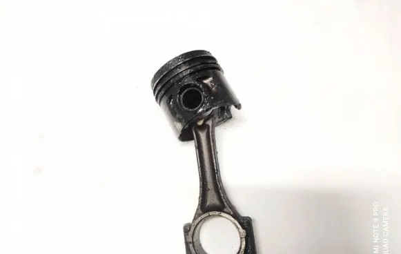 Volkswagen Golf V Piston with connecting rod