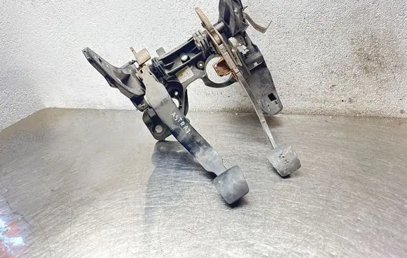 Opel Astra J Pedal assembly 512723057 13354333 0000054