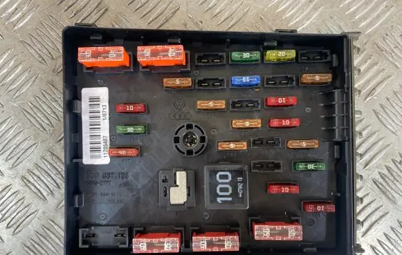 Volkswagen PASSAT B6 Fuse box set 3C0937125 63592777