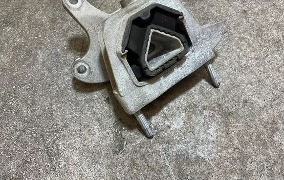 Citroen C4 III e-C4 Engine mount bracket 9826551380