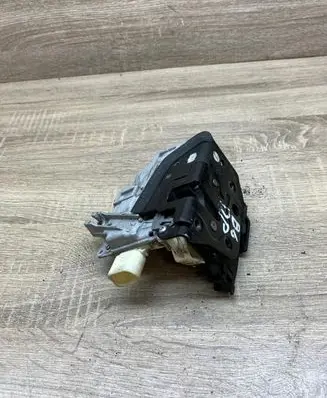 Volkswagen PASSAT B6 Front door lock 3C1837016A