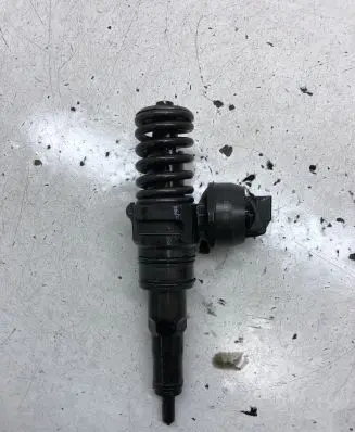 Volkswagen Golf V Fuel injector 038130073AG 0414720215