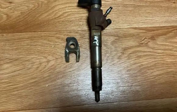 Renault Megane III Fuel injector H8201100413 166006212R