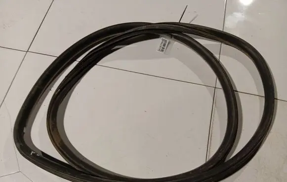 Volkswagen Bora Rubber seal front coupe door 