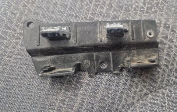 Porsche Cayenne (9Y0 9Y3) Bumper support mounting bracket corner 7P5807773