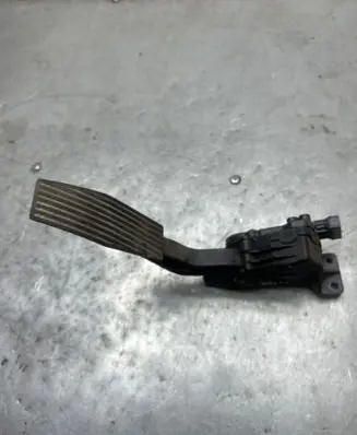 Accelerator throttle pedal