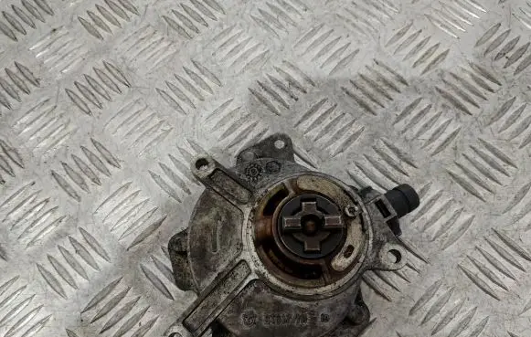 Volkswagen Jetta V Vacuum pump ST617M1