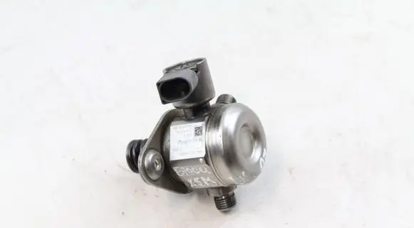 BMW X5M E70 Fuel injection high pressure pump 7595339 13517595339