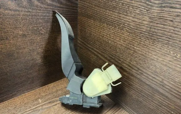 Accelerator throttle pedal