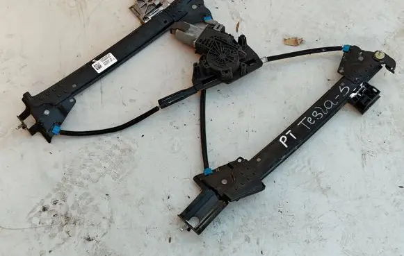Tesla Model S Rear window lifting mechanism without motor 