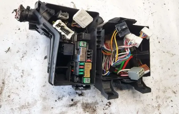 Nissan Qashqai Fuse box set 319136024 24383jd00A