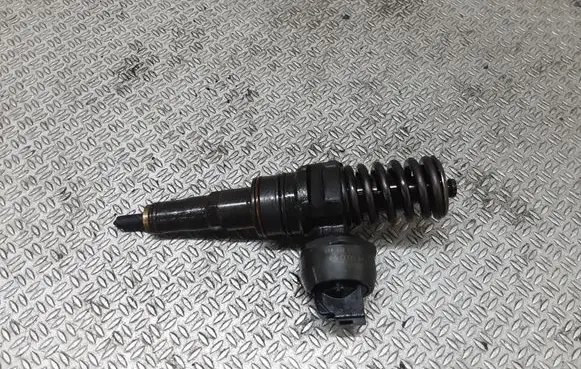 Volkswagen Golf IV Fuel injector 038130073AJ