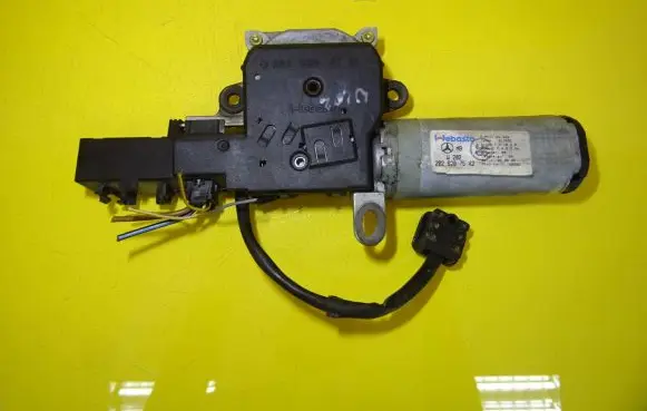Mercedes-Benz C W202 Sunroof motor/actuator 2028204710 0390201608