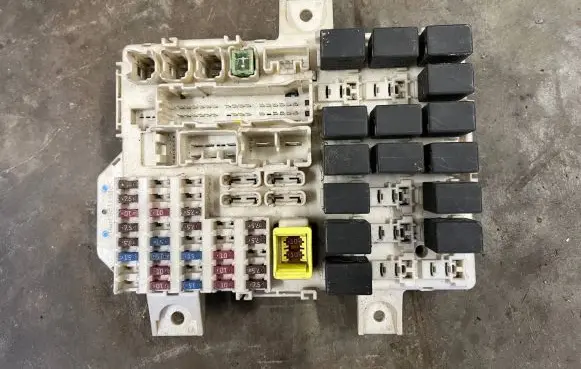 Mitsubishi Colt Fuse box set 1571H0A 1791H0A1