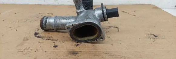 Volkswagen PASSAT B5.5 Thermostat housing 038121133A