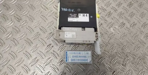 Toyota Yaris Fuse module 8273052L70C 892210D120