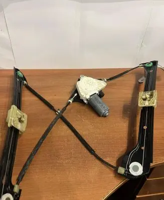 Volkswagen Golf VII Front door electric window regulator 5G4837461H D4772
