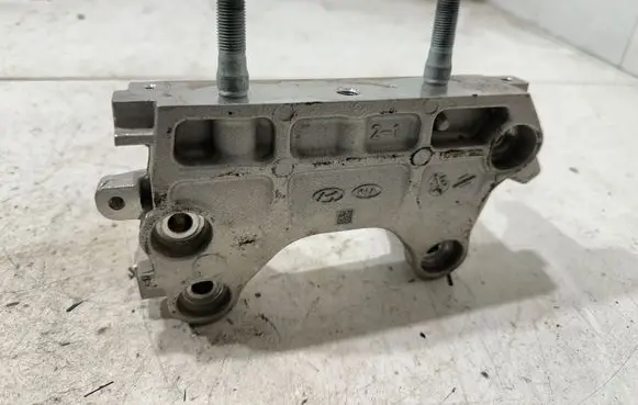 KIA Sportage Engine mounting bracket