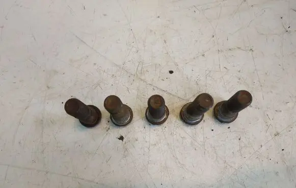 Toyota Avensis T250 Nuts/bolts 