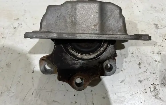 Engine mount bracket