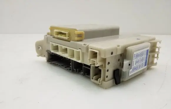 Lexus IS 220D-250-350 Fuse module 8273053022