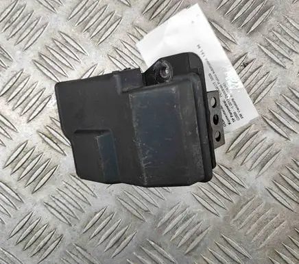 Peugeot 5008 Coolant fan relay 9673999880
