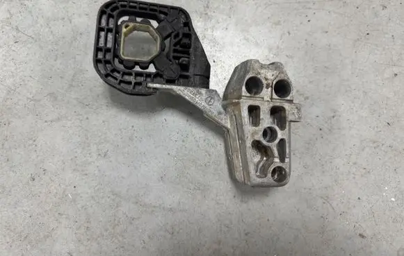BMW X1 U11 Radiator mount bracket 8737338 5A64880