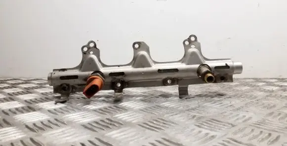 Audi A5 Sportback 8TA Fuel distributor 06J133317M