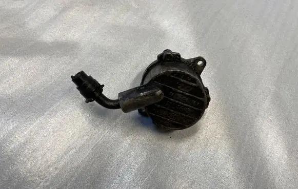 Mercedes-Benz E W211 Vacuum pump A6112300065