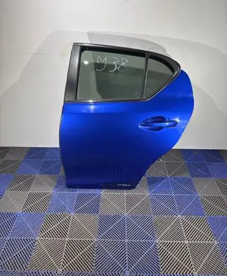 Lexus CT 200H Rear door