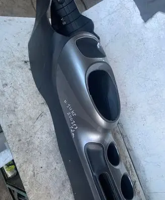 Nissan Juke I F15 Center console