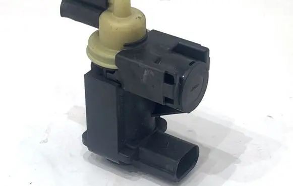 Audi A4 S4 B8 8K Fuel pressure regulator 8K0906627