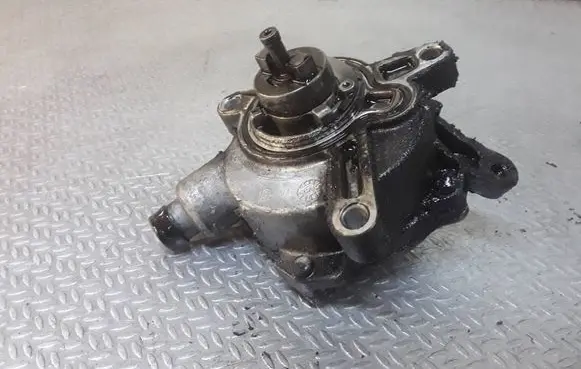 Volvo V70 Vacuum pump 08699237