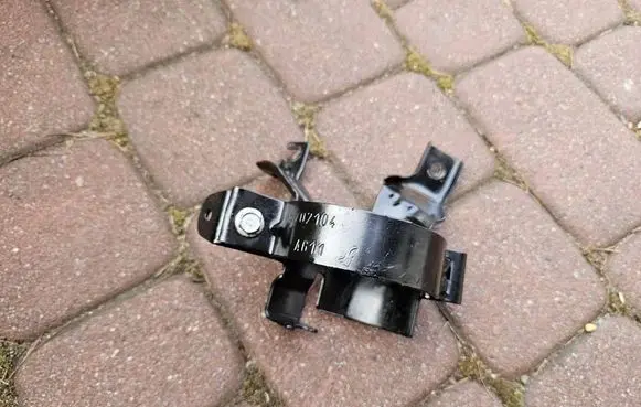 Opel Corsa E Fuel filter bracket/mount holder 55702104