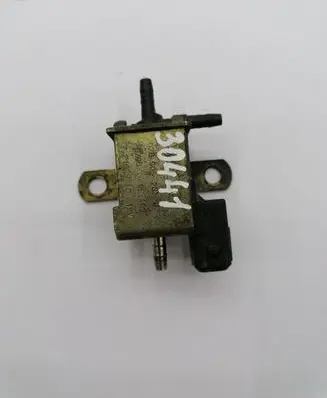 Volkswagen Golf IV Vacuum valve 028906283J