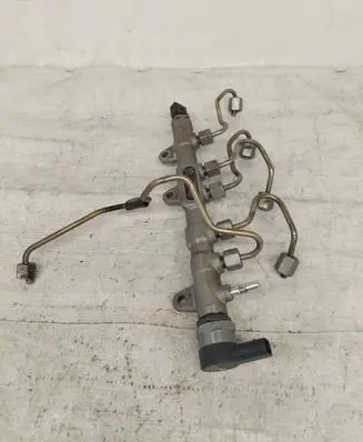 BMW X3 F25 Fuel distributor 0281002949 30825836