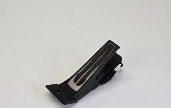 Accelerator throttle pedal