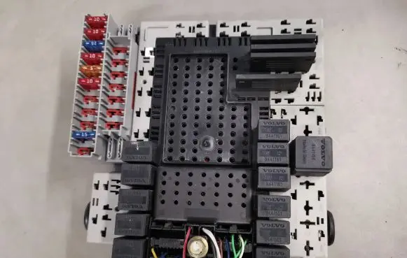 Volvo S60 Fuse module 8645410 8645411 00W443