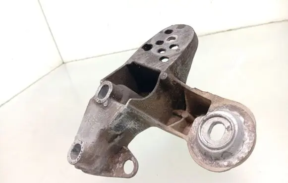 Audi A4 S4 B7 8E 8H Engine mounting bracket 8E0199351M