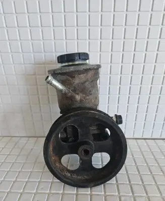 Toyota Avensis T250 Power steering pump U12