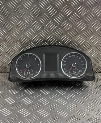 Volkswagen Tiguan Speedometer (instrument cluster) 5N0920983A