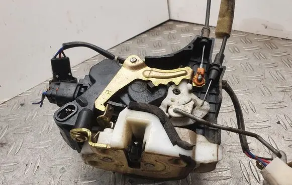 Mitsubishi Grandis Front door lock