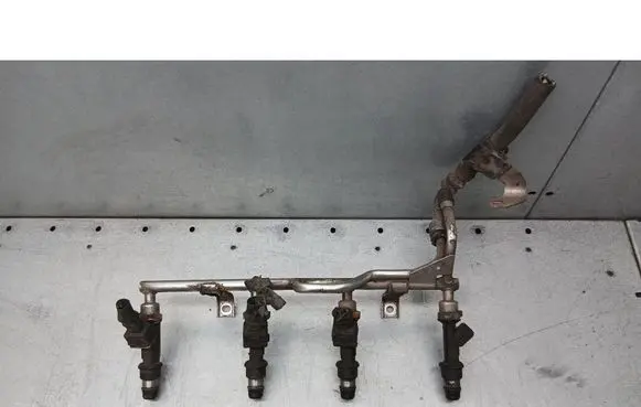 Fuel injector supply line/pipe